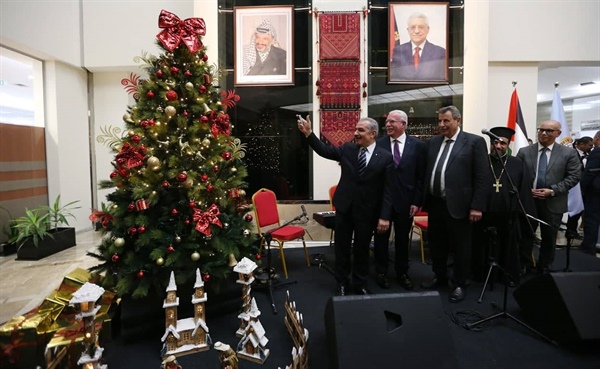 الخارجية تضيء شجرة الميلاد بحضور البعثات الدبلوماسية المعتمدة لدى دولة فلسطين