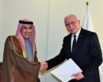 الوزير د.المالكي يتسلم نسخة من اوراق اعتماد سفير دولة الكويت المعتمد لدى دولة فلسطين