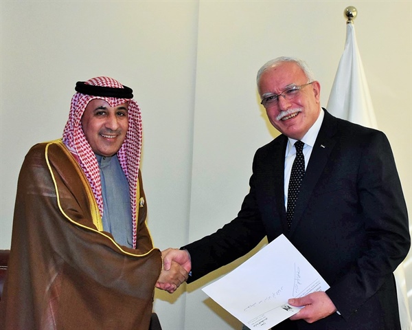 الوزير د.المالكي يتسلم نسخة من اوراق اعتماد سفير دولة الكويت المعتمد لدى دولة فلسطين