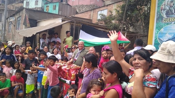 سفاره دوله  فلسطين تشارك اطفال البيرو في المناطق المهمشه فرحتهم بعيد الميلاد