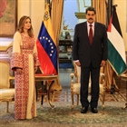 الرئيس الفنزويلي نيكولاس مادورو يقلد السفيرة صبح تكريماً لها على جهودها الحثيثة لتمثيل القضية الفلسطينية