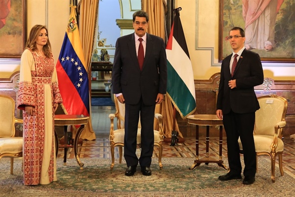 الرئيس الفنزويلي نيكولاس مادورو يقلد السفيرة صبح تكريماً لها على جهودها الحثيثة لتمثيل القضية الفلسطينية