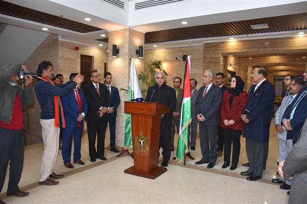 بتنسيق بين الوكالة الفلسطينية للتعاون الدولي وسفارة دولة فلسطين والحكومة الباكستانية السفير ربعي يُسلم الباكستان عيادة طبيه متنقلة