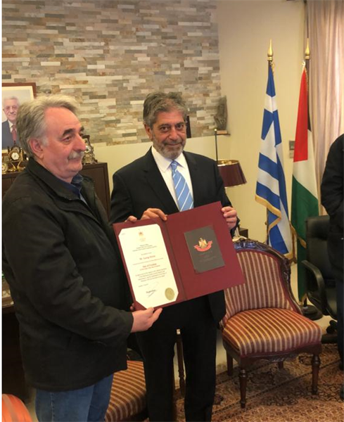 نيابة عن الأخ الرئيس، سفير دولة فلسطين يقلد قيادات نقابية يونانية اوسمة نجمتي الحرية و الصداقة