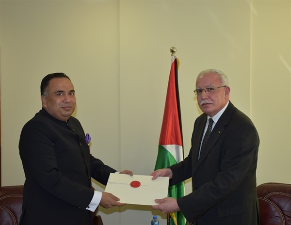 Minister Dr. Malki  receives a copy of the credentials of the representative of the Republic of India