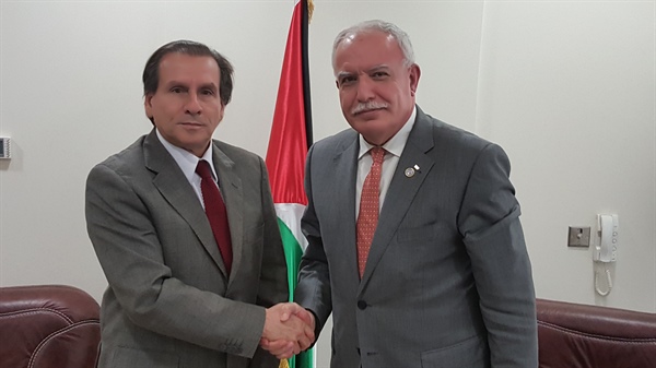 Minister Dr. Malki receives a copy of the credentials of the representative of Chile to the State of Palestine