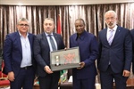 الرئيس الغيني يتسلم رسالة خطية من اخيه الرئيس محمود عباس .