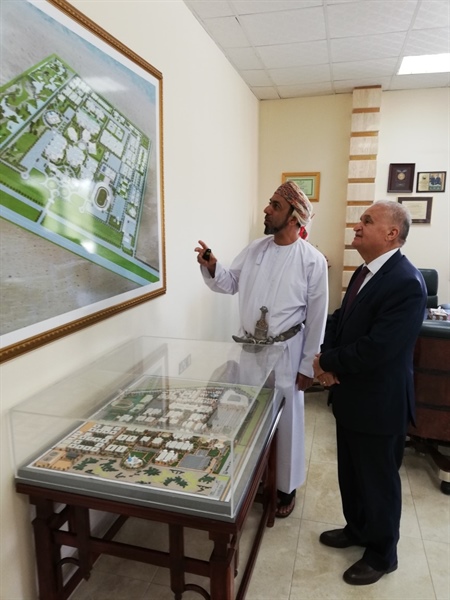 السفير د. تيسير جرادات يزور جامعة نزوى ويتفقد أحوال الطلبة الفلسطينيين