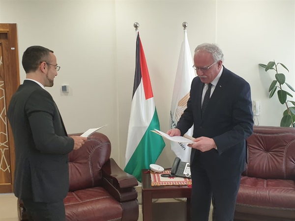 الوزير د.  المالكي يتسلم نسخة من اوراق اعتماد القنصل العام الايطالي الجديد