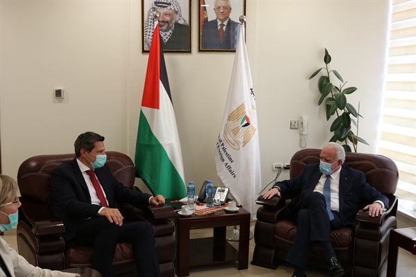 الوزير د. المالكي يتسلم نسخة من أوراق اعتماد ممثل سويسرا الجديد لدى دولة فلسطين