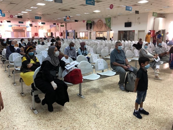 سلطات الاحتلال تمنع اسرة فلسطينية اخرى من السفر بحجة مولودها الجديد