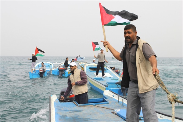 Most Violent Attack against Palestinian fishermen in Gaza Sea since the Beginning of the Year: Israeli Forces Wound and Arrest 5 Fishermen and Confiscate and Destroy 3 Fishing Boats