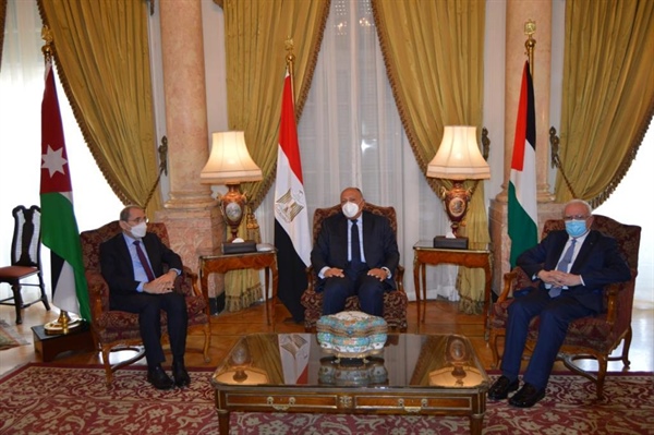 في لقائه مع الرئيس السيسي ووزراء خارجية مصر والأردن، الوزير د. المالكي يثني على التنسيق الثلاثي ويؤكد ضرورة وقف الاستيطان الإسرائيلي تحضيراً لأي مفاوضات سلام مستقبلية