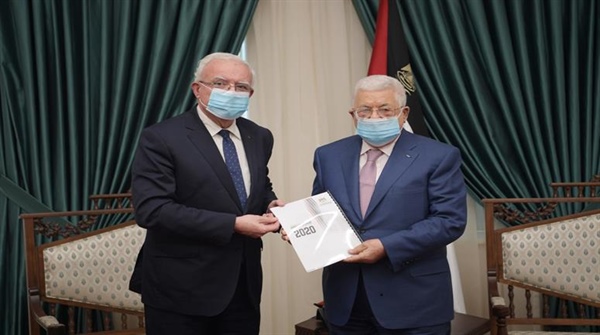 الرئيس محمود عباس يتسلم التقرير  السنوي  لوزارة الخارجية والمغتربين من الوزير د. رياض المالكي