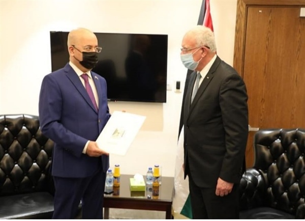 الوزير د. المالكي يتسلم نسخة من أوراق اعتماد سفير العراق المفوض فوق العادة والمعتمد وغير المقيم لدى فلسطين