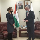 الوزير د. المالكي يتسلم نسخة من اوراق تعيين ممثلة الصليب الأحمر لدى دولة فلسطين