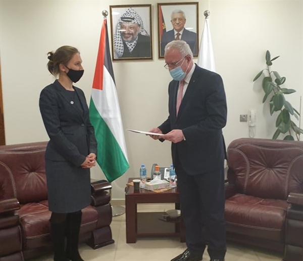 الوزير د. المالكي يتسلم نسخة من اوراق تعيين ممثلة الصليب الأحمر لدى دولة فلسطين