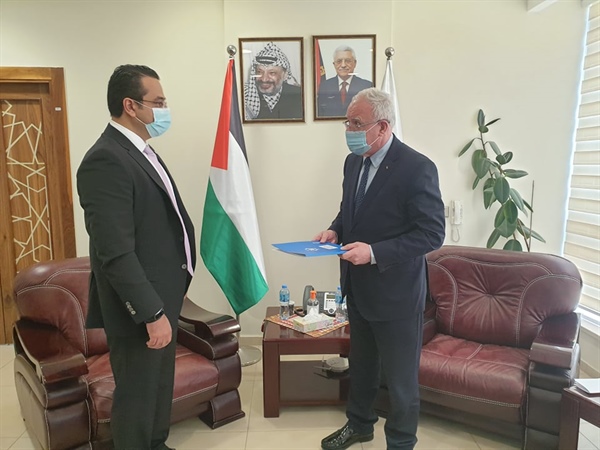 الوزير د. المالكي يتسلم نسخة من اوراق تعيين ممثل برنامج الأغذية العالمي لدى دولة فلسطين