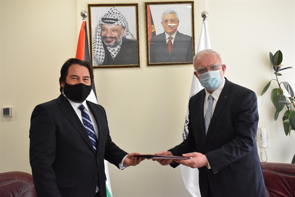 الوزير د. المالكي يتسلم نسخة من أوراق اعتماد ممثل جمهورية تشيلي لدى فلسطين