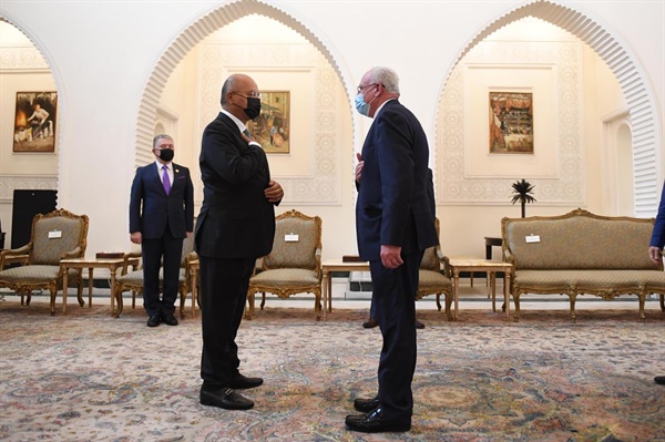 الوزير د. المالكي يسلم رسالة من الرئيس محمود عباس إلى نظيره العراقي