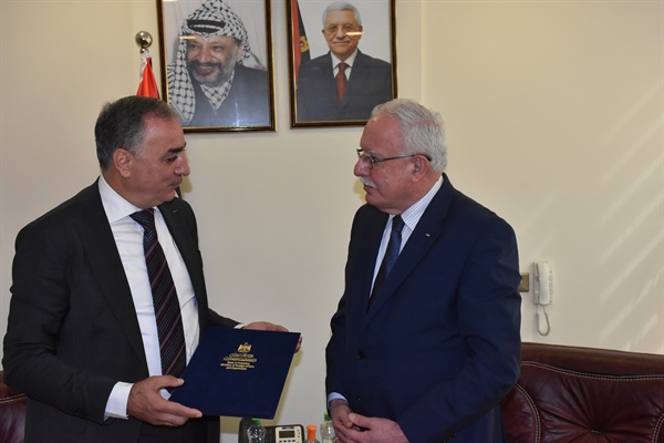 المالكي يسلم أوراق الموافقة على اعتماد القنصل الفخري لماليزيا لدى فلسطين