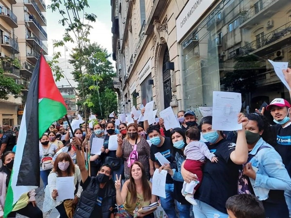 في اليوم العالمي للتضامن مع الشعب الفلسطيني، مئات الأرجنتينيين يصطفون امام سفارة دولة فلسطين لطلب الجنسية الفلسطينية