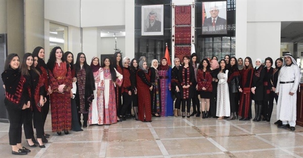 الوزير د.المالكي: ملكات جمال العالم بالثوب الفلسطيني في وزارة الخارجية والمغتربين