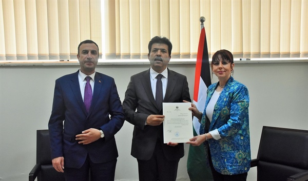 السفيرة الرمحي تسلم السفير التونسي عمادة السلك الدبلوماسي المعتمد لدى فلسطين