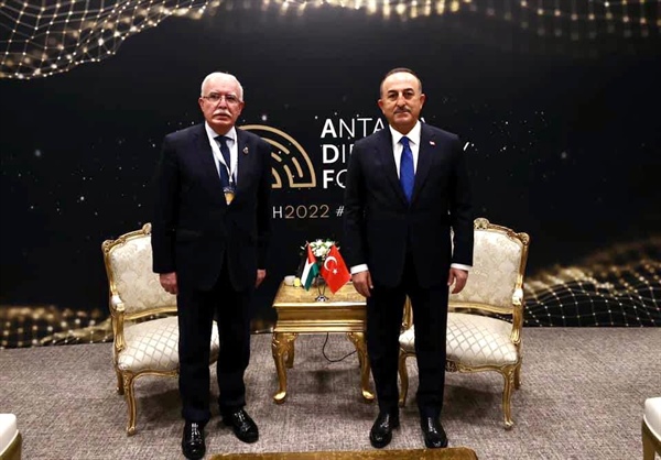 الوزير المالكي يلتقي نظيره التركي على هامش منتدى انطاليا الدبلوماسي
