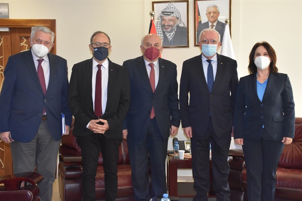 الوزير د. المالكي يلتقي وفداً برلمانياً يونانياً