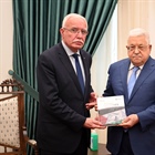 الوزير د.رياض المالكي يُسلم  السيد الرئيس محمود عباس نسخة من دراسة حول القدرات الفلسطينية في الدول النامية