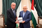 الوزير د.رياض المالكي يُسلم  السيد الرئيس محمود عباس نسخة من دراسة حول القدرات الفلسطينية في الدول النامية