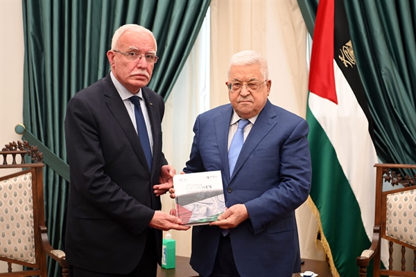 الوزير د.رياض المالكي يُسلم  السيد الرئيس محمود عباس نسخة من دراسة حول القدرات الفلسطينية في الدول النامية