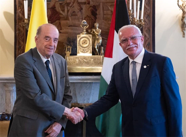 الوزير المالكي ونظيره الكولومبي يبحثان تعزيز العلاقات بين البلدين