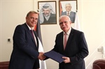 الوزير د. المالكي يتسلم نسخة من أوراق اعتماد السفير الهولندي