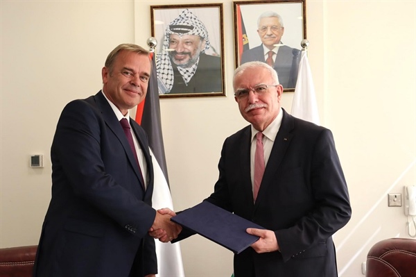الوزير د. المالكي يتسلم نسخة من أوراق اعتماد السفير الهولندي