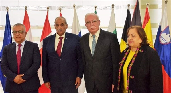 الوزير المالكي يوقع مذكرة تفاهم مع الوزير زيارة وبحضور الوزيرة كيلة وممثل وزارة المالية لتنفيذ مشروع اعادة بناء مستوصف الرمال في غزة بتمويل من الحكومة الماليزية