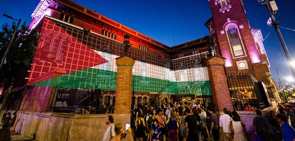 إضاءة ألوان علم فلسطين على أحد معالم العاصمة الأرجنتينية بمناسبة الذكرى الرابعة والثلاثون لإعلان الاستقلال