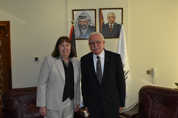 الوزير د.رياض المالكي يسلم الممثلة الخاصة للأمين العام للأمم المتحدة المعنية بالأطفال والنزاعات المسلحة تقريرا عن جرائم الاحتلال بحق الأطفال