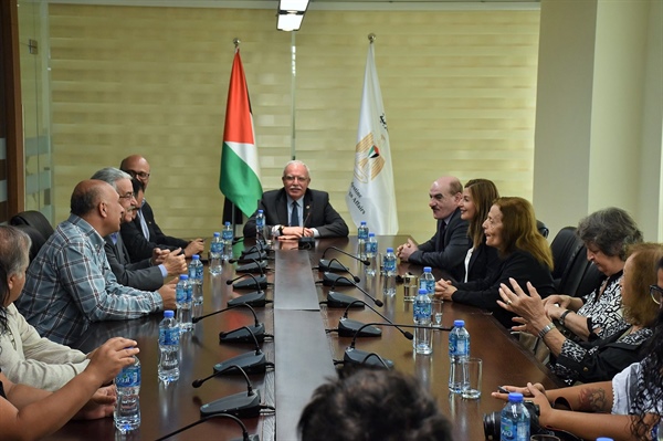 Malki receives a delegation from the Palestinian community in Chile. Malki: The Palestinian people have preserved their Palestinian identity; they were not a burden on the host countries, but a contri