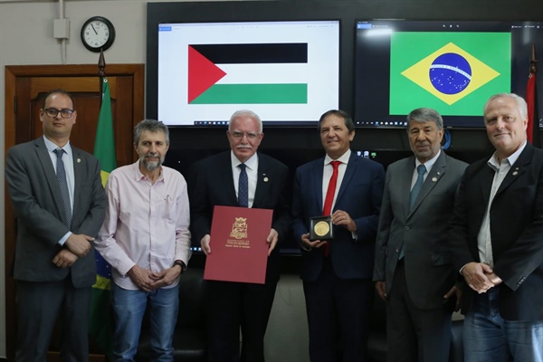 بلدية مدينة فوز دو غواسو البرازيلية توأم مدينة اريحا تمنح وزير الخارجية والمغتربين شهادة ضيف رسمي