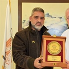 نيابة عن وزير الخارجية والمغتربين د.رياض المالكي تسلم السفير د.احمد الديك درعاً من أسر شهداء لقمة العيش والغربة