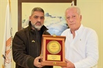 نيابة عن وزير الخارجية والمغتربين د.رياض المالكي تسلم السفير د.احمد الديك درعاً من أسر شهداء لقمة العيش والغربة