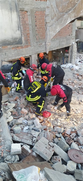 الخارجية والمغتربين// فريق دولة فلسطين للتدخل والاستجابة العاجلة يبدأ مهام الانقاذ في مدينة مالطيا في تركيا