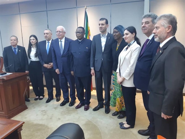 المالكي يلتقي نائب رئيس الجمهورية وزير الصحة الزيمبابوي