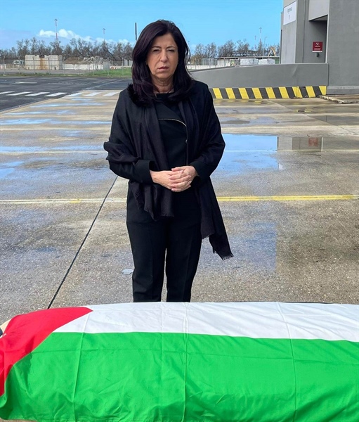الخارجية والمغتربين// السفيرة عودة في وداع جثمان شهيد لقمة العيش عدي عبد الفتاح عارف احمد في طريقه لذويه في قطاع غزة