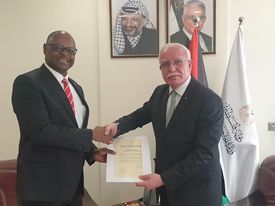 الوزير المالكي يتسلم نسخة من أوراق اعتماد سفير زيمبابوي غير المقيم لدى فلسطين