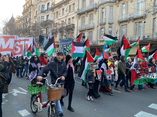 مسيرة حاشدة تجوب شوارع العاصمة الأرجنتينية في ذكرى يوم الأرض الفلسطيني الخالد