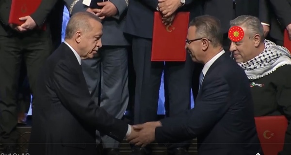الرئيس التركي اردوغان يكرم دولة فلسطين ويمنح فريقها للتدخل والاستجابة العاجلة وسام الجمهورية التركية للتضحية وشهادة التقدير