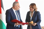 السفير الزهيري يسلم وزيرة خارجية ليبيا رسالة خطية من نظيرها  الفلسطيني تتعلق بتعزيز التعاون بين البلدين